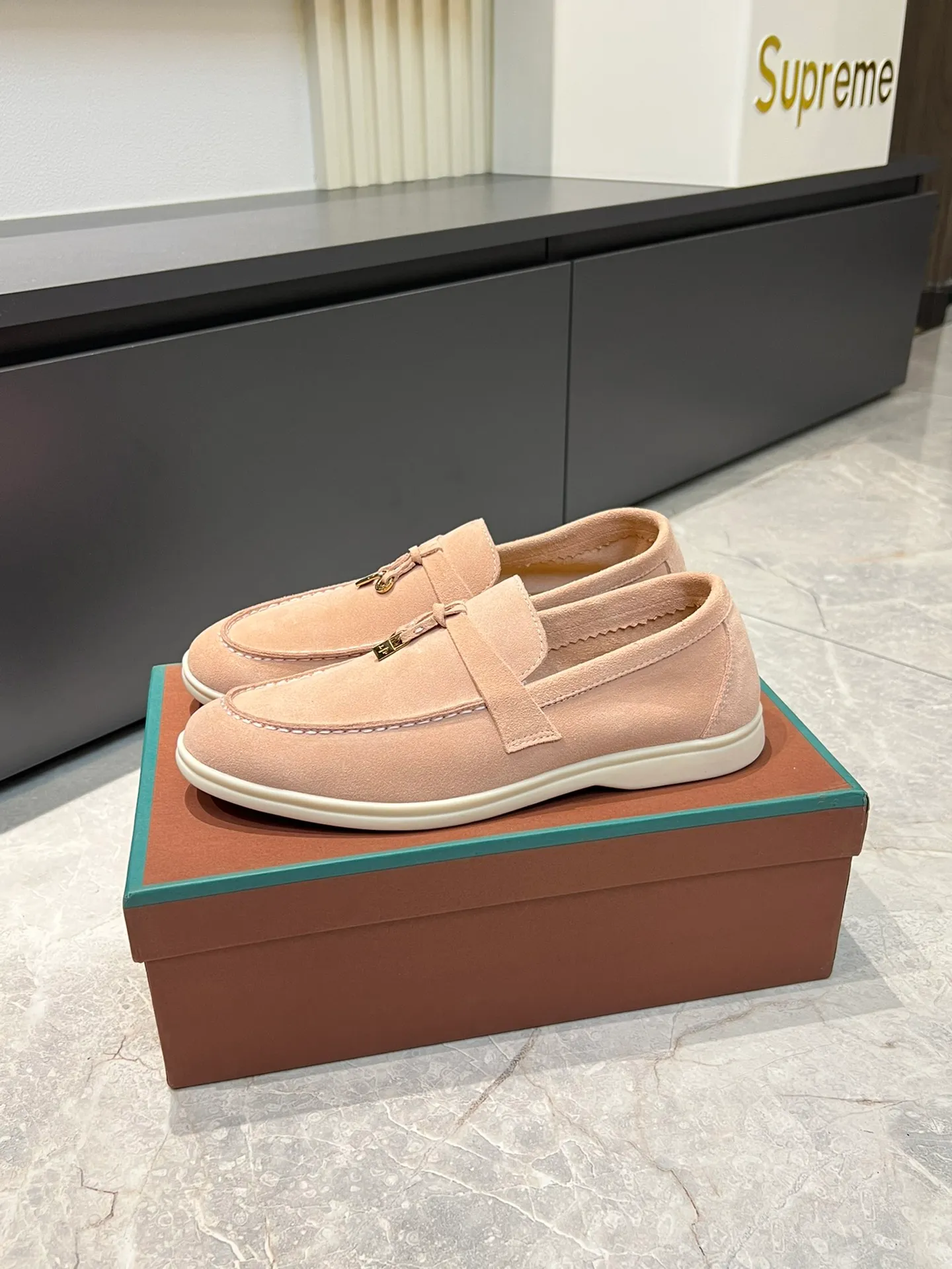 Men's shoes 💰p360 "Loro men's shoes 💰pian'*" Classic L men's shoes for couples 💰p Top version British flat loafers, a must-have item in old money style, the minimalist design is eye-catching and durable, a plus point for dressing The soft foot feel and texture are outstanding. They don’t scratch your feet and are very nice. They are matched with soft and waxy soles. They can be worn daily for a long time without getting tired. They are easy to wear, versatile and classic items, with perfect foot feel and texture! Imported cashmere fabric, the lining is made of imported A-grade water-dyed cow lining, the top version of the genuine leather midsole is sewn with pure handmade mark thread! Size: Female 35-40 (34. Customized) Male 38-44 (45.46. Customized)